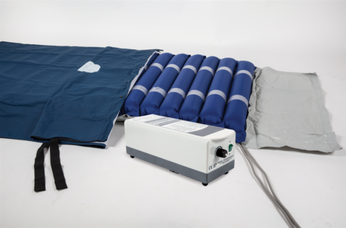 Compressore con regolatore e sovramaterasso ad elementi intercambiabili